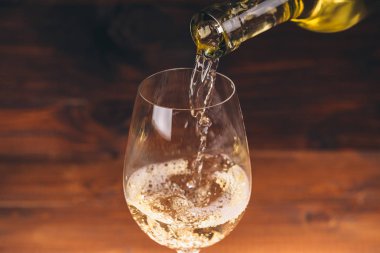 Bir şişe beyaz şarap dökme 