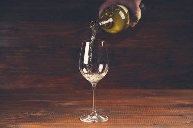 Bir şişe beyaz şarap dökme 