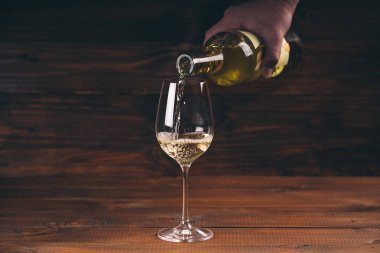 Bir şişe beyaz şarap dökme 