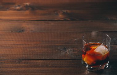 Konyak cam masada Cola.