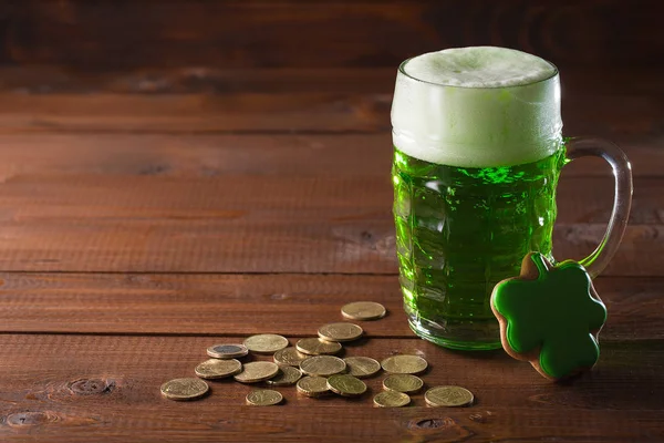 绿色啤酒、 硬币和 gingerbreads 的玻璃 — 图库照片
