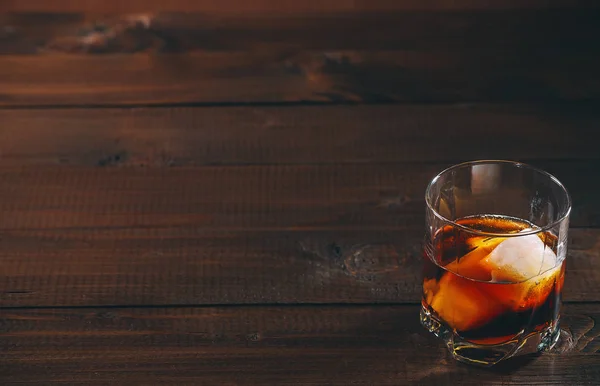 Cola mit Cognac im Glas auf dem Tisch. — Stockfoto