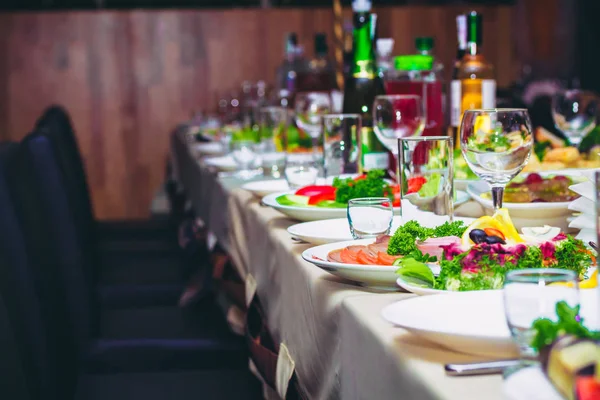 Festlich gedeckter Tisch mit Essen — Stockfoto
