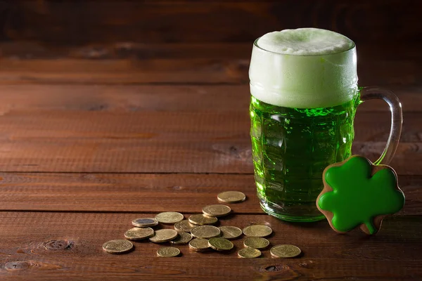 绿色啤酒、 硬币和 gingerbreads 的玻璃 — 图库照片