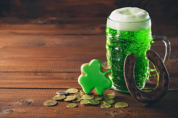 绿色啤酒、 硬币和马蹄形的玻璃 — 图库照片