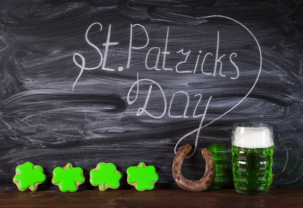 St. Patrick 's Day mit einem Glas grünem Bier — Stockfoto