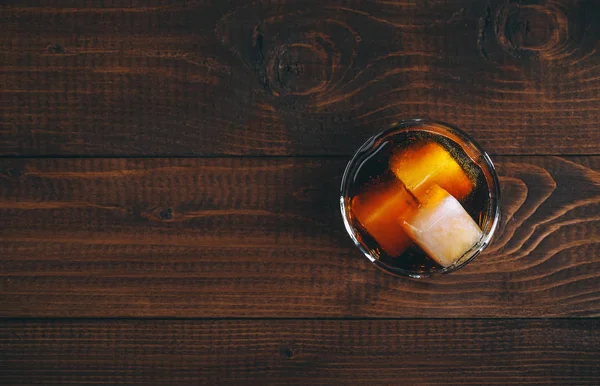 Cola with cognac in glass on table. — Stock Photo, Image