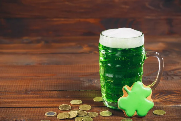 一杯绿色啤酒、硬币和姜饼 — 图库照片