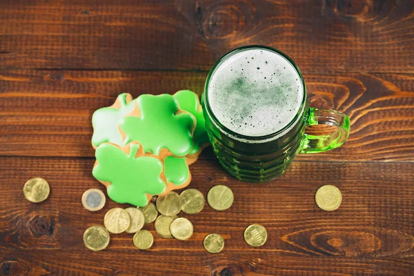 Glas Grünbier, Münzen und Lebkuchen — Stockfoto