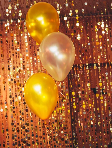 Золоті кульки і блискучий декор — стокове фото