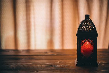 Fener ile turuncu arka plan