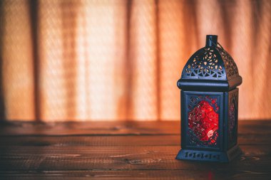 Fener ile turuncu arka plan