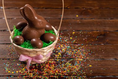 Paskalya tavşanı ve yumurta