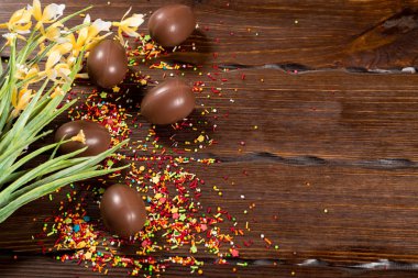 çikolata yumurta ve çiçekler