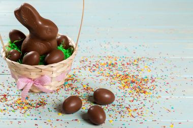 Paskalya tavşanı ve yumurta