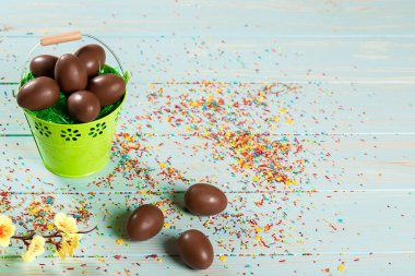 demir kova içinde çikolata yumurta