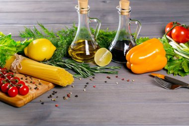 Spagetti, domates, zeytin yağı ve baharatlar