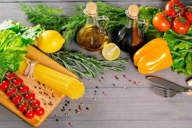 Spagetti, domates, zeytin yağı ve baharatlar