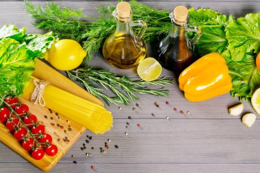 Spagetti, domates, zeytin yağı ve baharatlar