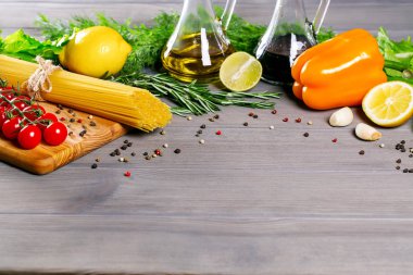 Spagetti, domates, zeytin yağı ve baharatlar