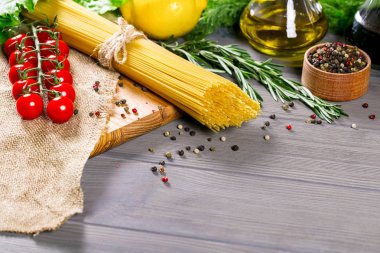 Spagetti, domates, otlar ve baharatlar