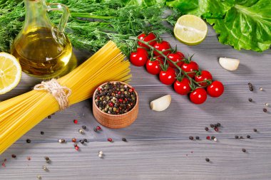 Spagetti, domates, zeytin yağı ve baharatlar