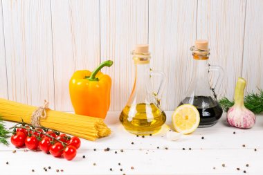 Spagetti ve salata için malzemeler