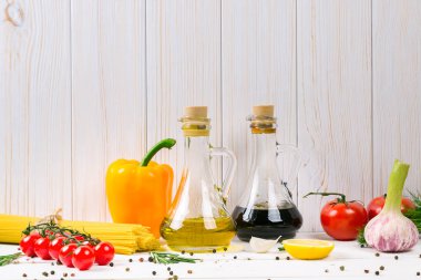 Spagetti ve salata için malzemeler