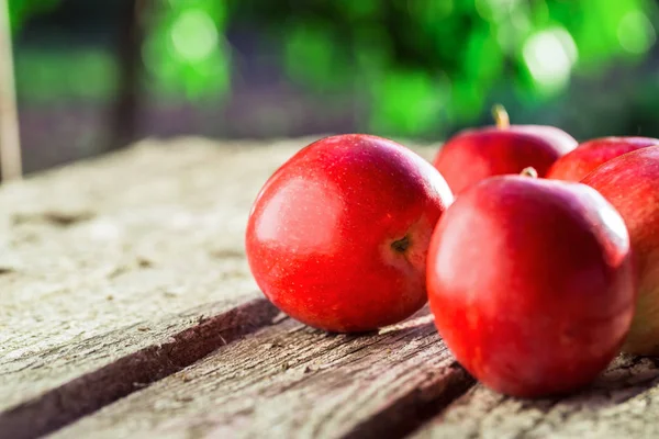 Äpfel auf Holztisch — Stockfoto