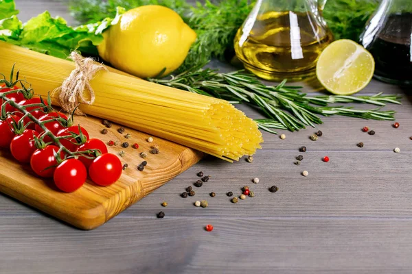 Спагетті, помідори, оливкова олія та спеції — стокове фото