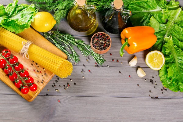 Spagetti, paradicsom, olíva olaj és fűszerek — Stock Fotó