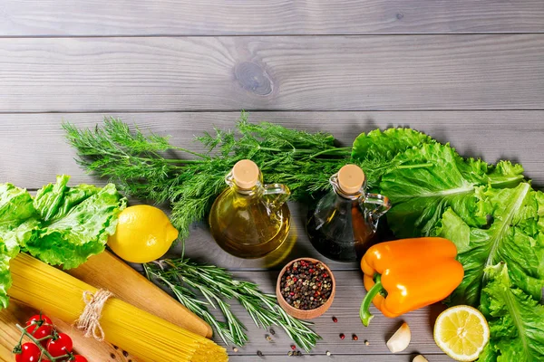 Spagetti, paradicsom, olíva olaj és fűszerek — Stock Fotó