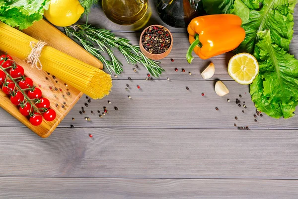 Spaghetti, pomodori, olio d'oliva e spezie — Foto Stock