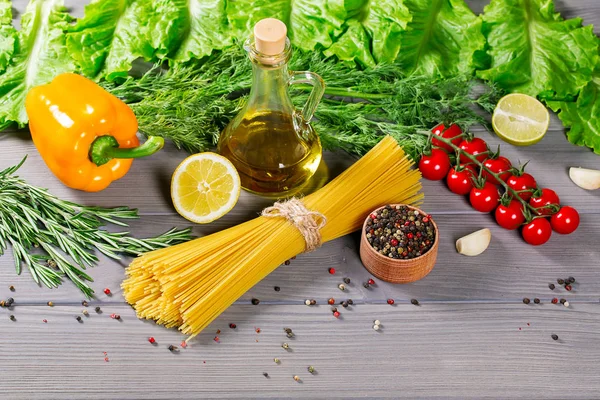 Spaghetti, pomodori, olio d'oliva e spezie — Foto Stock
