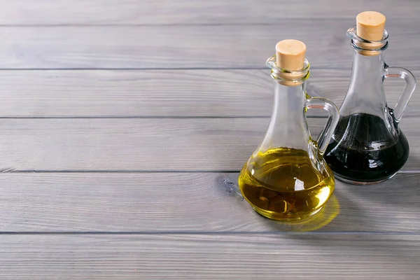 Butelki z oliwą z oliwek i sosem sojowym — Zdjęcie stockowe