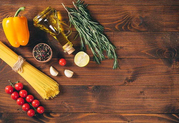 Spagetti, paradicsom, gyógynövények és fűszerek — Stock Fotó