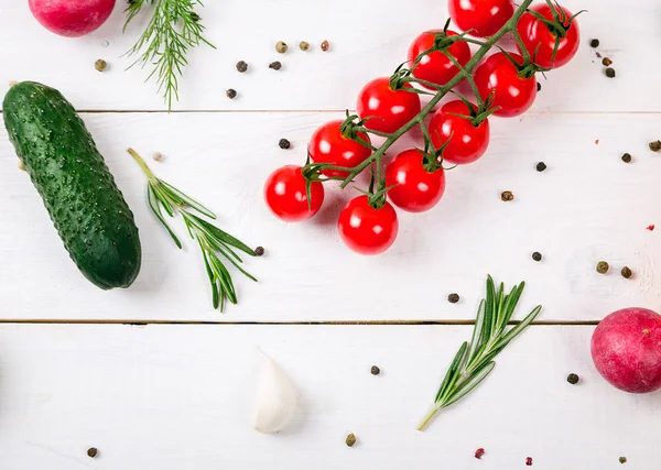 Zöldségek, gyógynövények és fűszerek — Stock Fotó