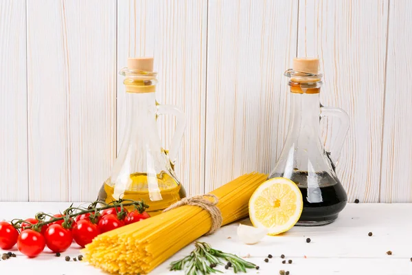 Espaguetis, tomates, cereza y aceite de oliva — Foto de Stock