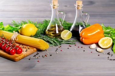 Spagetti, domates ve baharatlar