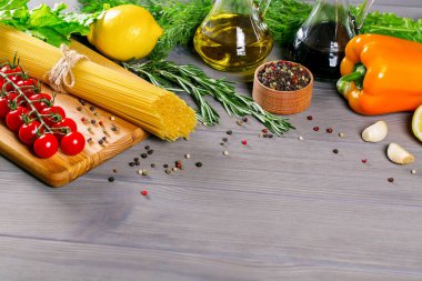 Spagetti, domates ve baharatlar