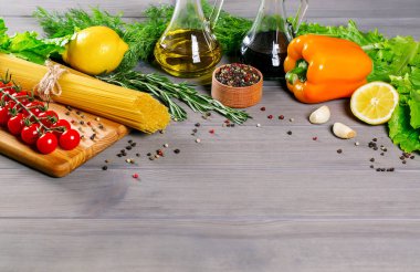 Spagetti, domates ve baharatlar