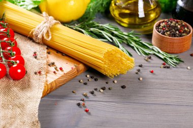 Spagetti, domates, zeytin yağı ve baharatlar