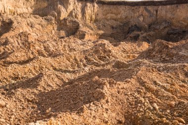 Kil ve kum yüzeyi ocağında. 