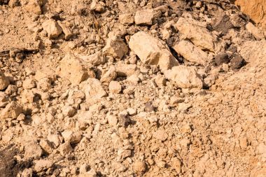 Kil ve kum yüzeyi ocağında. 