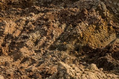 Kil ve kum yüzeyi ocağında. 