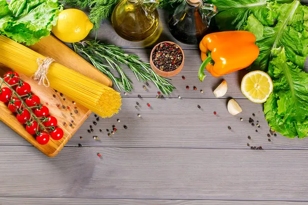 Spagetti, a paradicsom és a fűszerek — Stock Fotó