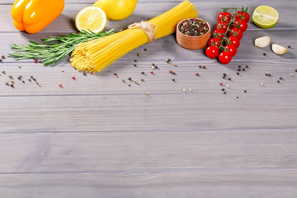 Spaghetti, Tomaten, Olivenöl und Gewürze — Stockfoto