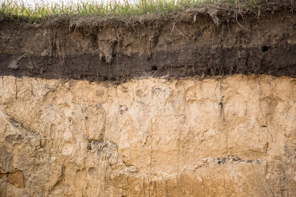 Camadas da terra em uma cova de barro — Fotografia de Stock