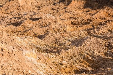 Kil ve kum yüzeyi ocağında. 