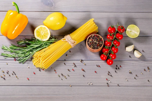 Spaghetti, pomodori, olio d'oliva e spezie — Foto Stock